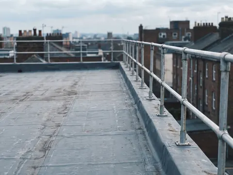 Ladder tegen een dak